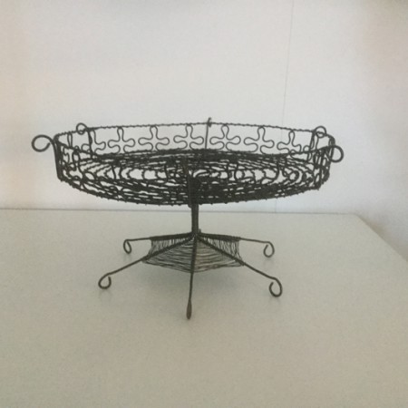 Brödfat på fot 450:- D. 23 cm H. 12 cm